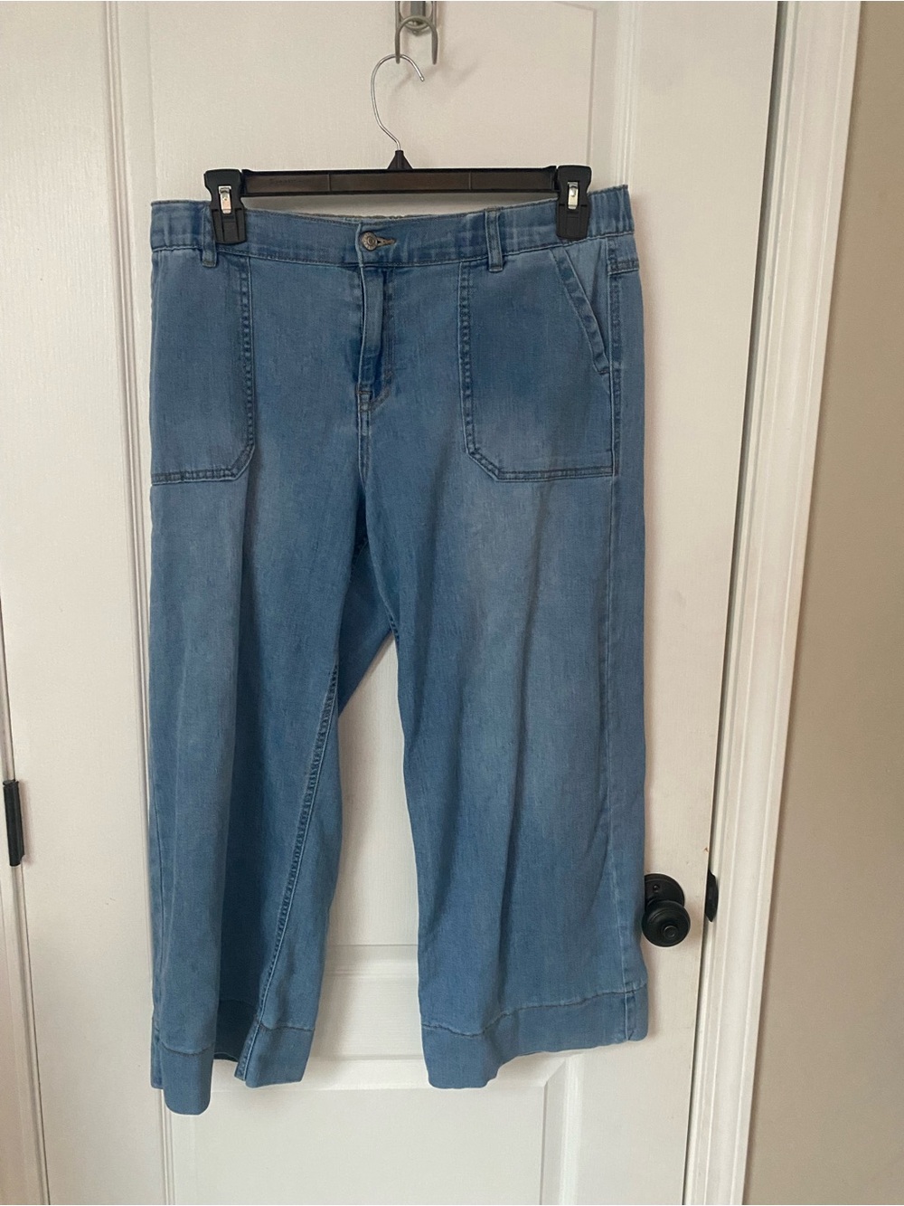 Light Blue Wide-Leg Women's Jeans with Front Patch Pockets